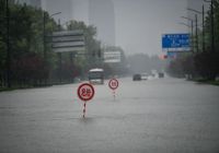 鄭州市民朋友們，暴雨期間請注意留意警示標志牌！